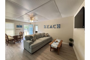 Living area - 3 blocks to the Beach, Fishing Pier & over 12 restaurants - Spacious & Clean! (Oak Island)
