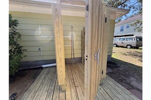Property grounds - 3 blocks to the Beach, Fishing Pier & over 12 restaurants - Spacious & Clean! (Oak Island)