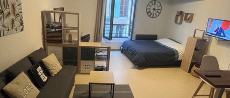 1 bedroom, bed sheets