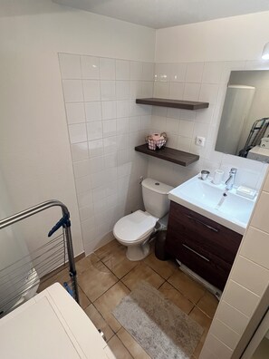 Hair dryer, towels, soap, toilet paper - Vrbo Property (Digne-les-Bains)