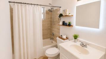 Serviettes fournies, savon, papier toilette