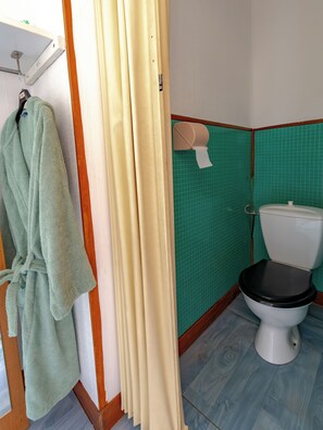 Dusche, Haartrockner, Handtücher, Toilettenpapier