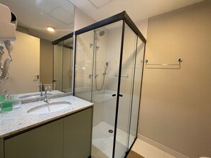 Monolocale Deluxe | Bagno | Doccia, asciugacapelli, asciugamani, sapone