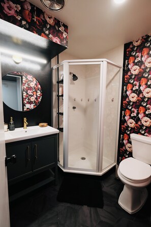 Bathroom - Gateway to the Gorge (Portland)