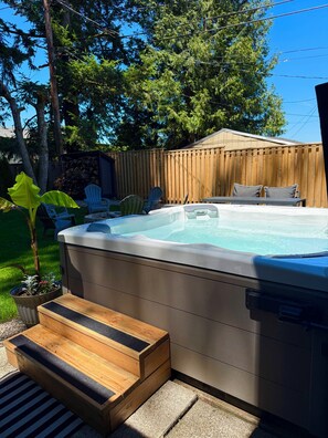 Outdoor spa tub - Gateway to the Gorge (Portland)
