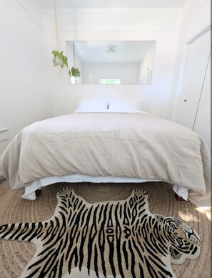 Room - Clean, cozy retreat with premium linens, stocked kitchen & walkable locale. (Ellensburg)