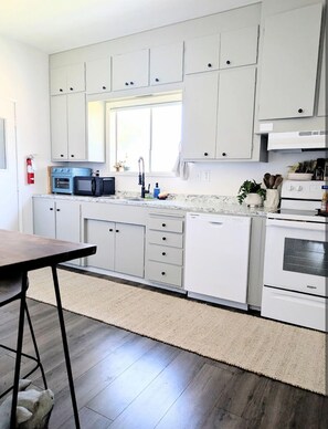 Private kitchen - Clean, cozy retreat with premium linens, stocked kitchen & walkable locale. (Ellensburg)
