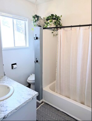Bathroom - Clean, cozy retreat with premium linens, stocked kitchen & walkable locale. (Ellensburg)