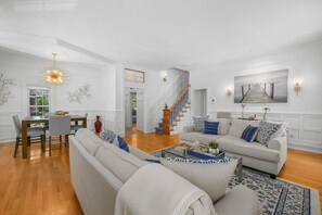 Fernseher, Videospiele, Bücher, Arbeitsbereiche