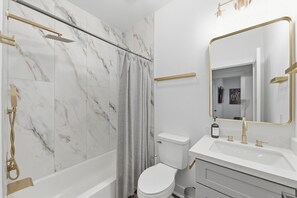 Shower, towels, soap, toilet paper - Houston for World Cup? Reserve this full duplex 10 minutes from NRG Stadium. (Houston)