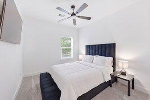 Iron/ironing board, WiFi, bed sheets - Houston for World Cup? Reserve this full duplex 10 minutes from NRG Stadium. (Houston)