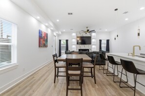 Dining - Houston for World Cup? Reserve this full duplex 10 minutes from NRG Stadium. (Houston)