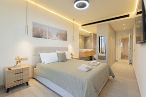 Ein modernes Schlafzimmer mit einem großen Bett, Nachttisch und einem Spiegel.