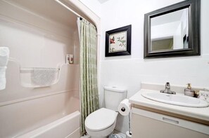 Tweepersoonskamer, uitzicht op rivier | Badkamer | Gratis toiletartikelen, een haardroger, zeep, shampoo