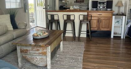 Beautiful 2-bedroom cozy getaway beachside with outdoor patio and lake toys