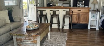 Beautiful 2-bedroom cozy getaway beachside with outdoor patio and lake toys