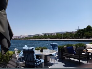 Outdoor dining - Crystal Apartment - Green Views & Modern Design in Thessaloniki (Thessaloniki)