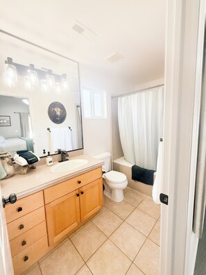 Hair dryer, towels, soap, toilet paper - Newly updated cozy 2-bedroom condo with spacious balcony (St. George)