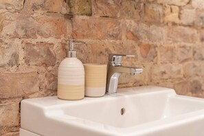 Hair dryer, towels, soap, toilet paper - Self Check-In Studio Apartment In Riga Center (Rīga)