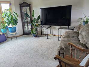 Smart TV, fireplace, video games - Peaceful 4-bedroom house with AC close to the beautiful badlands (Dickinson)