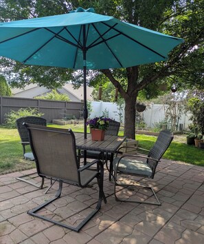 Outdoor dining - Peaceful 4-bedroom house with AC close to the beautiful badlands (Dickinson)