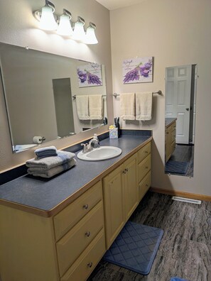 Shower, hair dryer, towels, soap - Peaceful 4-bedroom house with AC close to the beautiful badlands (Dickinson)