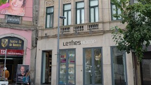 Ein Gebäude mit einer großen Glasfassade, einem Schild mit der Aufschrift 'Lethehome' und einem sichtbaren Eingang.