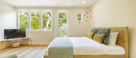 Iron/ironing board, free WiFi, bed sheets