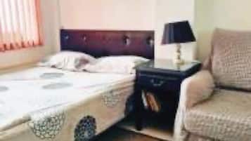 1 dormitorio, tabla de planchar con plancha, Internet y ropa de cama