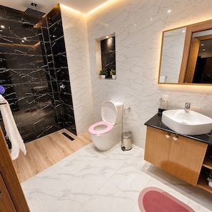 Haartrockner, Handtücher, Seife, Toilettenpapier