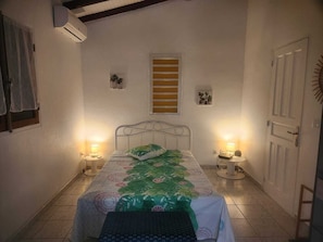 1 bedroom, iron/ironing board, bed sheets - Country-style lodging not far from the beach (Sainte-Anne)