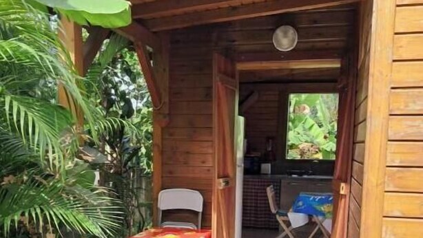 Outdoor dining - Country-style lodging not far from the beach (Sainte-Anne)