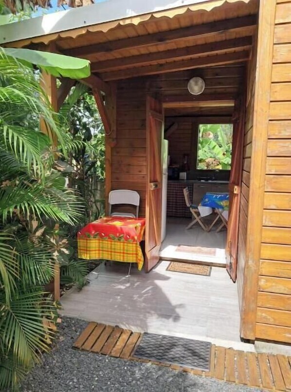 Outdoor dining - Country-style lodging not far from the beach (Sainte-Anne)