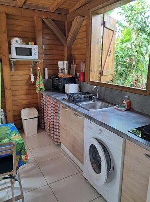 Private kitchen - Country-style lodging not far from the beach (Sainte-Anne)