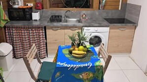 Private kitchen - Country-style lodging not far from the beach (Sainte-Anne)