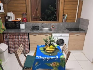Private kitchen - Country-style lodging not far from the beach (Sainte-Anne)