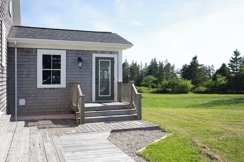 Modern Guest Suite with Gym & Sauna
