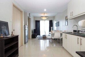 Dining - 2BR at MOA Fully Furnished Sleeps 5 (Pasay)