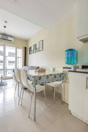 Dining - 2BR at MOA Fully Furnished Sleeps 5 (Pasay)