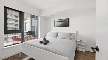 Escritorio, wifi y ropa de cama