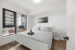 Desk, WiFi, bed sheets - Beach Lake View at Aqua 2 (Kelowna)