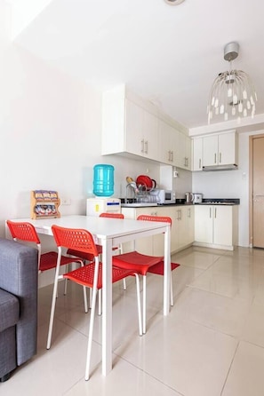 Dining - 2BR at MOA Fully Furnished Sleeps 5 (Pasay)