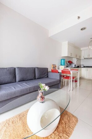 Living area - 2BR at MOA Fully Furnished Sleeps 5 (Pasay)