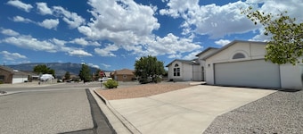 Enchanted Hills Pool & Hot Tub w/ Sandia Mountain Views!