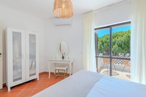 1 quarto, cofres nos quartos, escrivaninha, berço de viagem
