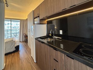 Deluxe Studio | Private kitchen | Full-sized fridge, microwave, stovetop, cookware/dishes/utensils - Prime Stay - Pompéia - São Paulo - BR (São Paulo)