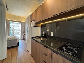 Deluxe Studio | Private kitchen | Full-sized fridge, microwave, stovetop, cookware/dishes/utensils - Prime Stay - Pompéia - São Paulo - BR (São Paulo)