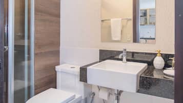 Monolocale, balcone, vista città | Bagno