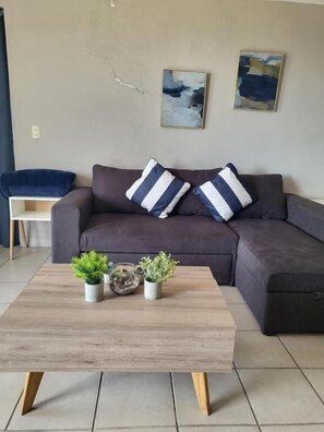 Apartment, Stadtblick, Turm | Wohnbereich