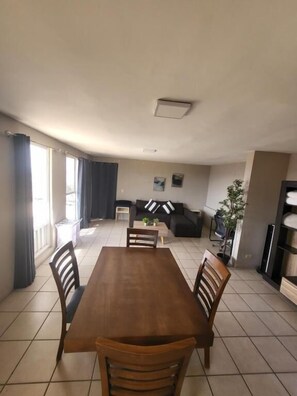 Apartment, Stadtblick, Turm | Wohnbereich